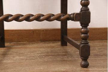 イギリスアンティークのアームチェアをリペア&カスタム!座面の張り替えを行い、現状に近しい色味に着色し仕上げ。(椅子、ダイニングチェア)