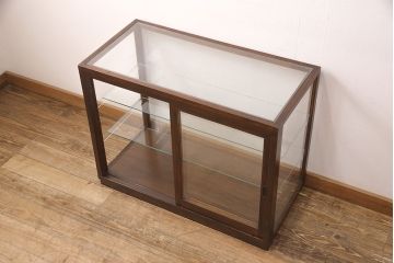 ガラスケースの見た目を変えずに綺麗にリペア!底板は新材に張り直し。(ショーケース、陳列棚、飾り棚)