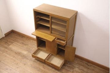 食器棚の見た目を変えずに綺麗にリペア!濃い茶色で着色し仕上げ。(収納棚、キャビネット、作業台付き)