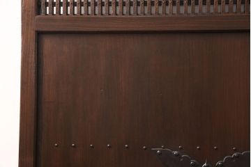 明治大正期の格子蔵戸をリペア&カスタム!格子裏面にスリガラスを組み入れ、引き手、鍵、戸車を取り付け。外部用塗装仕上げ。(玄関戸、引き戸、建具)