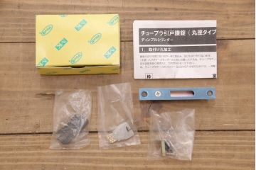 明治大正期の格子蔵戸をリペア&カスタム!格子裏面にスリガラスを組み入れ、引き手、鍵、戸車を取り付け。外部用塗装仕上げ。(玄関戸、引き戸、建具)