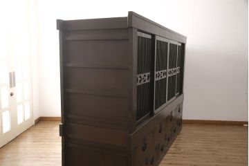 明治期の九尺収納箪笥をリペア&カスタム!取り外し可能な棚板を設置。引き戸の板をクリアガラスに変更し、現状に近しい色味に着色し仕上げ。(水屋箪笥、食器棚、収納棚、戸棚、キャビネット)