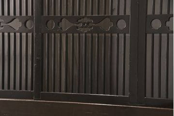 明治期の九尺収納箪笥をリペア&カスタム!取り外し可能な棚板を設置。引き戸の板をクリアガラスに変更し、現状に近しい色味に着色し仕上げ。(水屋箪笥、食器棚、収納棚、戸棚、キャビネット)