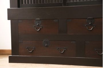明治期の九尺収納箪笥をリペア&カスタム!取り外し可能な棚板を設置。引き戸の板をクリアガラスに変更し、現状に近しい色味に着色し仕上げ。(水屋箪笥、食器棚、収納棚、戸棚、キャビネット)