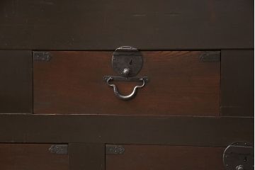 明治期の九尺収納箪笥をリペア&カスタム!取り外し可能な棚板を設置。引き戸の板をクリアガラスに変更し、現状に近しい色味に着色し仕上げ。(水屋箪笥、食器棚、収納棚、戸棚、キャビネット)