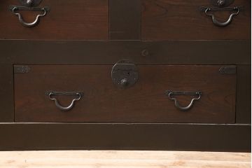 明治期の九尺収納箪笥をリペア&カスタム!取り外し可能な棚板を設置。引き戸の板をクリアガラスに変更し、現状に近しい色味に着色し仕上げ。(水屋箪笥、食器棚、収納棚、戸棚、キャビネット)