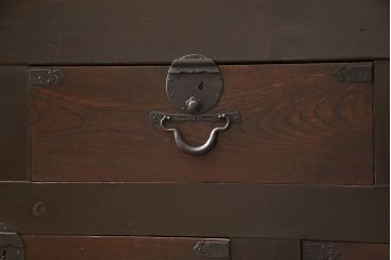 明治期の九尺収納箪笥をリペア&カスタム!取り外し可能な棚板を設置。引き戸の板をクリアガラスに変更し、現状に近しい色味に着色し仕上げ。(水屋箪笥、食器棚、収納棚、戸棚、キャビネット)