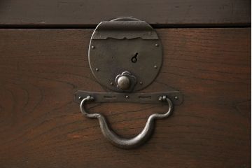 明治期の九尺収納箪笥をリペア&カスタム!取り外し可能な棚板を設置。引き戸の板をクリアガラスに変更し、現状に近しい色味に着色し仕上げ。(水屋箪笥、食器棚、収納棚、戸棚、キャビネット)