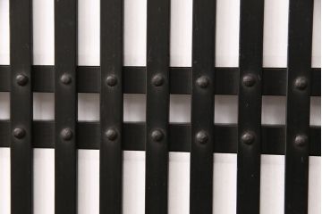 格子帯戸2枚をリペア&カスタム!設置場所に合わせてリサイズし、レーザー加工にて障子桟を製作。現状の色味に合わせて着色し仕上げ。(引き戸、建具)