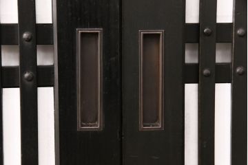格子帯戸2枚をリペア&カスタム!設置場所に合わせてリサイズし、レーザー加工にて障子桟を製作。現状の色味に合わせて着色し仕上げ。(引き戸、建具)