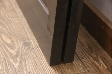 格子帯戸2枚をリペア&カスタム!設置場所に合わせてリサイズし、レーザー加工にて障子桟を製作。現状の色味に合わせて着色し仕上げ。(引き戸、建具)