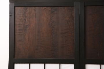 格子帯戸2枚をリペア&カスタム!設置場所に合わせてリサイズし、レーザー加工にて障子桟を製作。現状の色味に合わせて着色し仕上げ。(引き戸、建具)