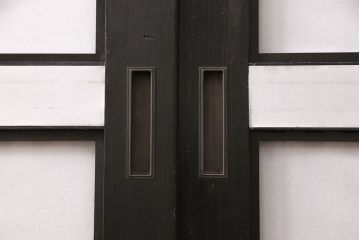 格子帯戸2枚をリペア&カスタム!設置場所に合わせてリサイズし、レーザー加工にて障子桟を製作。現状の色味に合わせて着色し仕上げ。(引き戸、建具)