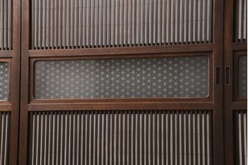 裏障子付き格子戸4枚をリペア&カスタム!設置場所に合わせてリサイズし、取っ手を取り付け。帯部分は麻の葉模様ガラスに交換し、裏障子はプラスチック障子に張り替え。濃い茶色に着色し、水性ワックス仕上げ。(引き戸、建具、ビンテージ、ヴィンテージ)