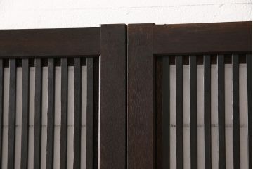 裏障子付き格子戸4枚をリペア&カスタム!設置場所に合わせてリサイズし、取っ手を取り付け。帯部分は麻の葉模様ガラスに交換し、裏障子はプラスチック障子に張り替え。濃い茶色に着色し、水性ワックス仕上げ。(引き戸、建具、ビンテージ、ヴィンテージ)