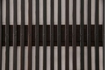 裏障子付き格子戸4枚をリペア&カスタム!設置場所に合わせてリサイズし、取っ手を取り付け。帯部分は麻の葉模様ガラスに交換し、裏障子はプラスチック障子に張り替え。濃い茶色に着色し、水性ワックス仕上げ。(引き戸、建具、ビンテージ、ヴィンテージ)