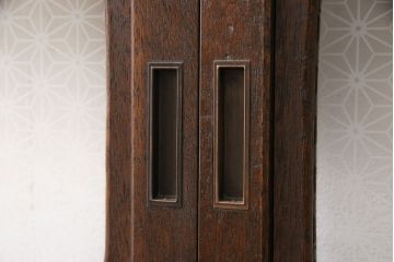 裏障子付き格子戸4枚をリペア&カスタム!設置場所に合わせてリサイズし、取っ手を取り付け。帯部分は麻の葉模様ガラスに交換し、裏障子はプラスチック障子に張り替え。濃い茶色に着色し、水性ワックス仕上げ。(引き戸、建具、ビンテージ、ヴィンテージ)