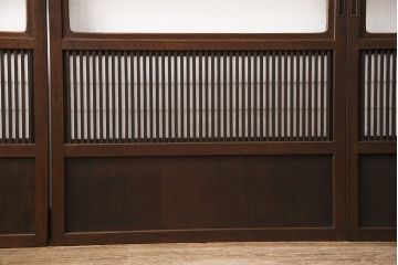 裏障子付き格子戸4枚をリペア&カスタム!設置場所に合わせてリサイズし、取っ手を取り付け。帯部分は麻の葉模様ガラスに交換し、裏障子はプラスチック障子に張り替え。濃い茶色に着色し、水性ワックス仕上げ。(引き戸、建具、ビンテージ、ヴィンテージ)
