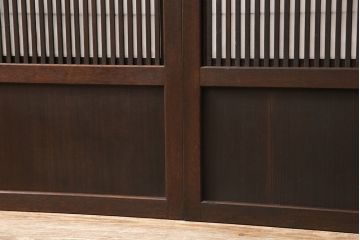 裏障子付き格子戸4枚をリペア&カスタム!設置場所に合わせてリサイズし、取っ手を取り付け。帯部分は麻の葉模様ガラスに交換し、裏障子はプラスチック障子に張り替え。濃い茶色に着色し、水性ワックス仕上げ。(引き戸、建具、ビンテージ、ヴィンテージ)