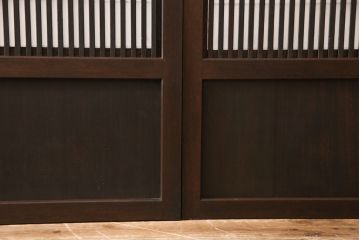 裏障子付き格子戸4枚をリペア&カスタム!設置場所に合わせてリサイズし、取っ手を取り付け。帯部分は麻の葉模様ガラスに交換し、裏障子はプラスチック障子に張り替え。濃い茶色に着色し、水性ワックス仕上げ。(引き戸、建具、ビンテージ、ヴィンテージ)