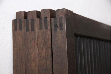 裏障子付き格子戸4枚をリペア&カスタム!設置場所に合わせてリサイズし、取っ手を取り付け。帯部分は麻の葉模様ガラスに交換し、裏障子はプラスチック障子に張り替え。濃い茶色に着色し、水性ワックス仕上げ。(引き戸、建具、ビンテージ、ヴィンテージ)