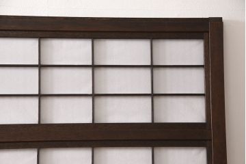 裏障子付き格子戸4枚をリペア&カスタム!設置場所に合わせてリサイズし、取っ手を取り付け。帯部分は麻の葉模様ガラスに交換し、裏障子はプラスチック障子に張り替え。濃い茶色に着色し、水性ワックス仕上げ。(引き戸、建具、ビンテージ、ヴィンテージ)