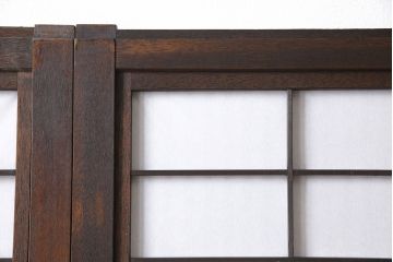 裏障子付き格子戸4枚をリペア&カスタム!設置場所に合わせてリサイズし、取っ手を取り付け。帯部分は麻の葉模様ガラスに交換し、裏障子はプラスチック障子に張り替え。濃い茶色に着色し、水性ワックス仕上げ。(引き戸、建具、ビンテージ、ヴィンテージ)
