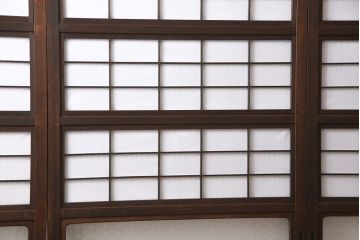 裏障子付き格子戸4枚をリペア&カスタム!設置場所に合わせてリサイズし、取っ手を取り付け。帯部分は麻の葉模様ガラスに交換し、裏障子はプラスチック障子に張り替え。濃い茶色に着色し、水性ワックス仕上げ。(引き戸、建具、ビンテージ、ヴィンテージ)