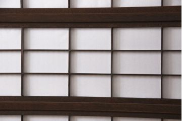 裏障子付き格子戸4枚をリペア&カスタム!設置場所に合わせてリサイズし、取っ手を取り付け。帯部分は麻の葉模様ガラスに交換し、裏障子はプラスチック障子に張り替え。濃い茶色に着色し、水性ワックス仕上げ。(引き戸、建具、ビンテージ、ヴィンテージ)