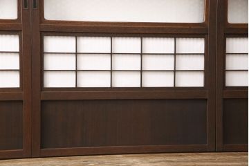 裏障子付き格子戸4枚をリペア&カスタム!設置場所に合わせてリサイズし、取っ手を取り付け。帯部分は麻の葉模様ガラスに交換し、裏障子はプラスチック障子に張り替え。濃い茶色に着色し、水性ワックス仕上げ。(引き戸、建具、ビンテージ、ヴィンテージ)