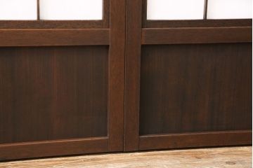 裏障子付き格子戸4枚をリペア&カスタム!設置場所に合わせてリサイズし、取っ手を取り付け。帯部分は麻の葉模様ガラスに交換し、裏障子はプラスチック障子に張り替え。濃い茶色に着色し、水性ワックス仕上げ。(引き戸、建具、ビンテージ、ヴィンテージ)