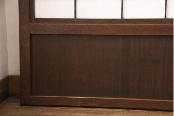 裏障子付き格子戸4枚をリペア&カスタム!設置場所に合わせてリサイズし、取っ手を取り付け。帯部分は麻の葉模様ガラスに交換し、裏障子はプラスチック障子に張り替え。濃い茶色に着色し、水性ワックス仕上げ。(引き戸、建具、ビンテージ、ヴィンテージ)