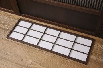 裏障子付き格子戸4枚をリペア&カスタム!設置場所に合わせてリサイズし、取っ手を取り付け。帯部分は麻の葉模様ガラスに交換し、裏障子はプラスチック障子に張り替え。濃い茶色に着色し、水性ワックス仕上げ。(引き戸、建具、ビンテージ、ヴィンテージ)