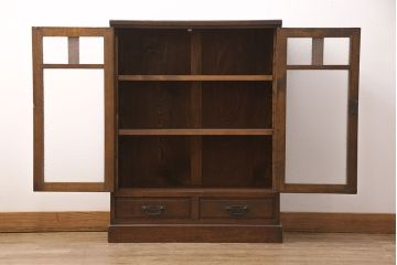 ガラス戸棚を見た目を変えずに綺麗にリペア!欠損した金具を類似品に差し替え、現状に近しい色味に着色し仕上げ。(収納棚、キャビネット)