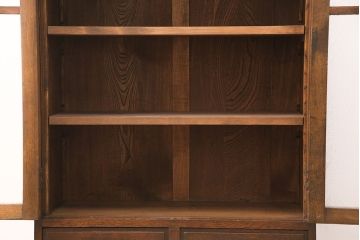 ガラス戸棚を見た目を変えずに綺麗にリペア!欠損した金具を類似品に差し替え、現状に近しい色味に着色し仕上げ。(収納棚、キャビネット)