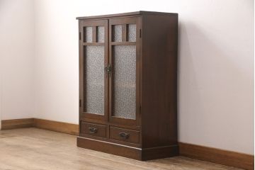ガラス戸棚を見た目を変えずに綺麗にリペア!欠損した金具を類似品に差し替え、現状に近しい色味に着色し仕上げ。(収納棚、キャビネット)