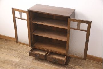 ガラス戸棚を見た目を変えずに綺麗にリペア!欠損した金具を類似品に差し替え、現状に近しい色味に着色し仕上げ。(収納棚、キャビネット)