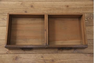 ガラス戸棚を見た目を変えずに綺麗にリペア!欠損した金具を類似品に差し替え、現状に近しい色味に着色し仕上げ。(収納棚、キャビネット)