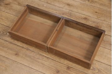 ガラス戸棚を見た目を変えずに綺麗にリペア!欠損した金具を類似品に差し替え、現状に近しい色味に着色し仕上げ。(収納棚、キャビネット)