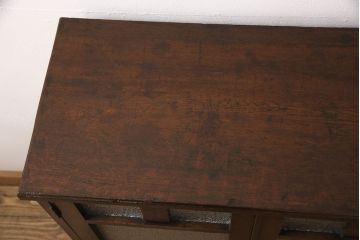 ガラス戸棚を見た目を変えずに綺麗にリペア!欠損した金具を類似品に差し替え、現状に近しい色味に着色し仕上げ。(収納棚、キャビネット)