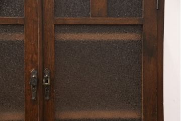 ガラス戸棚を見た目を変えずに綺麗にリペア!欠損した金具を類似品に差し替え、現状に近しい色味に着色し仕上げ。(収納棚、キャビネット)