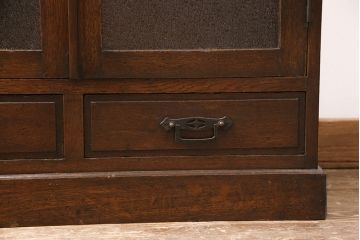 ガラス戸棚を見た目を変えずに綺麗にリペア!欠損した金具を類似品に差し替え、現状に近しい色味に着色し仕上げ。(収納棚、キャビネット)