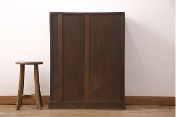 ガラス戸棚を見た目を変えずに綺麗にリペア!欠損した金具を類似品に差し替え、現状に近しい色味に着色し仕上げ。(収納棚、キャビネット)