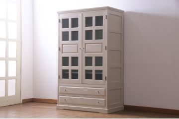 北海道民芸家具のワードローブをリペア&カスタム!鏡板を金網に変更しグリアージュキャビネットにリメイク。ガラス製取っ手に付け替え。本体をアイボリー、扉内収納部はミントグリーンにペイント仕上げ。(洋服タンス、収納棚、引き出し)