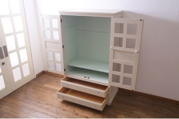 北海道民芸家具のワードローブをリペア&カスタム!鏡板を金網に変更しグリアージュキャビネットにリメイク。ガラス製取っ手に付け替え。本体をアイボリー、扉内収納部はミントグリーンにペイント仕上げ。(洋服タンス、収納棚、引き出し)