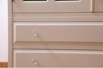 北海道民芸家具のワードローブをリペア&カスタム!鏡板を金網に変更しグリアージュキャビネットにリメイク。ガラス製取っ手に付け替え。本体をアイボリー、扉内収納部はミントグリーンにペイント仕上げ。(洋服タンス、収納棚、引き出し)