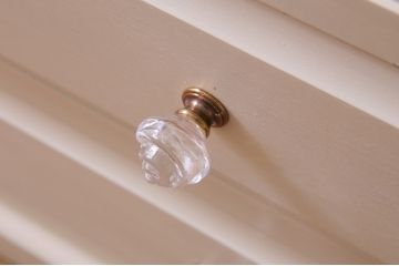北海道民芸家具のワードローブをリペア&カスタム!鏡板を金網に変更しグリアージュキャビネットにリメイク。ガラス製取っ手に付け替え。本体をアイボリー、扉内収納部はミントグリーンにペイント仕上げ。(洋服タンス、収納棚、引き出し)