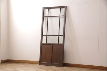 ガラス扉をリペア&カスタム!設置場所に合わせてリサイズ。取っ手とラッチを取り付け。赤味がかった茶色に着色し、水性ワックス仕上げ。(木製ドア、建具)