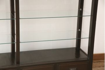 ガラスケースをリペア&カスタム!ガラス製棚板を取り付け、松本民芸家具の色味に近しい着色をし水性ワックス仕上げ。(ショーケース、陳列棚)
