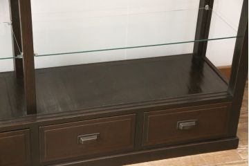 ガラスケースをリペア&カスタム!ガラス製棚板を取り付け、松本民芸家具の色味に近しい着色をし水性ワックス仕上げ。(ショーケース、陳列棚)